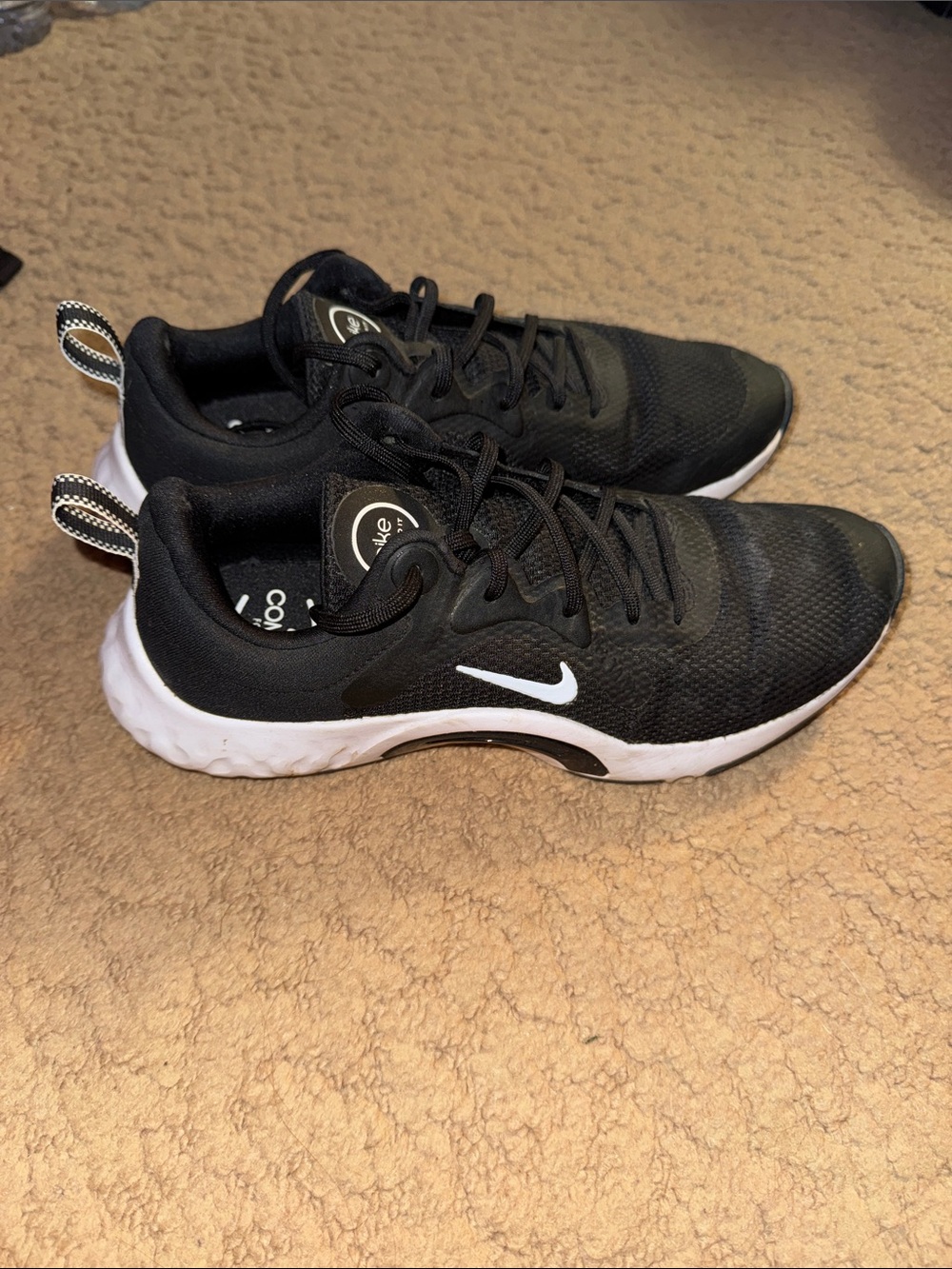 Nike Black and White Women’s Sneakers - Picture 3 of 7